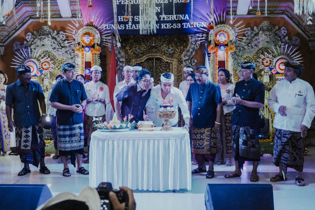Bupati Giri Prasta Potong Tumpeng di HUT ST. Tunas Harapan Banjar Babakan Kawan